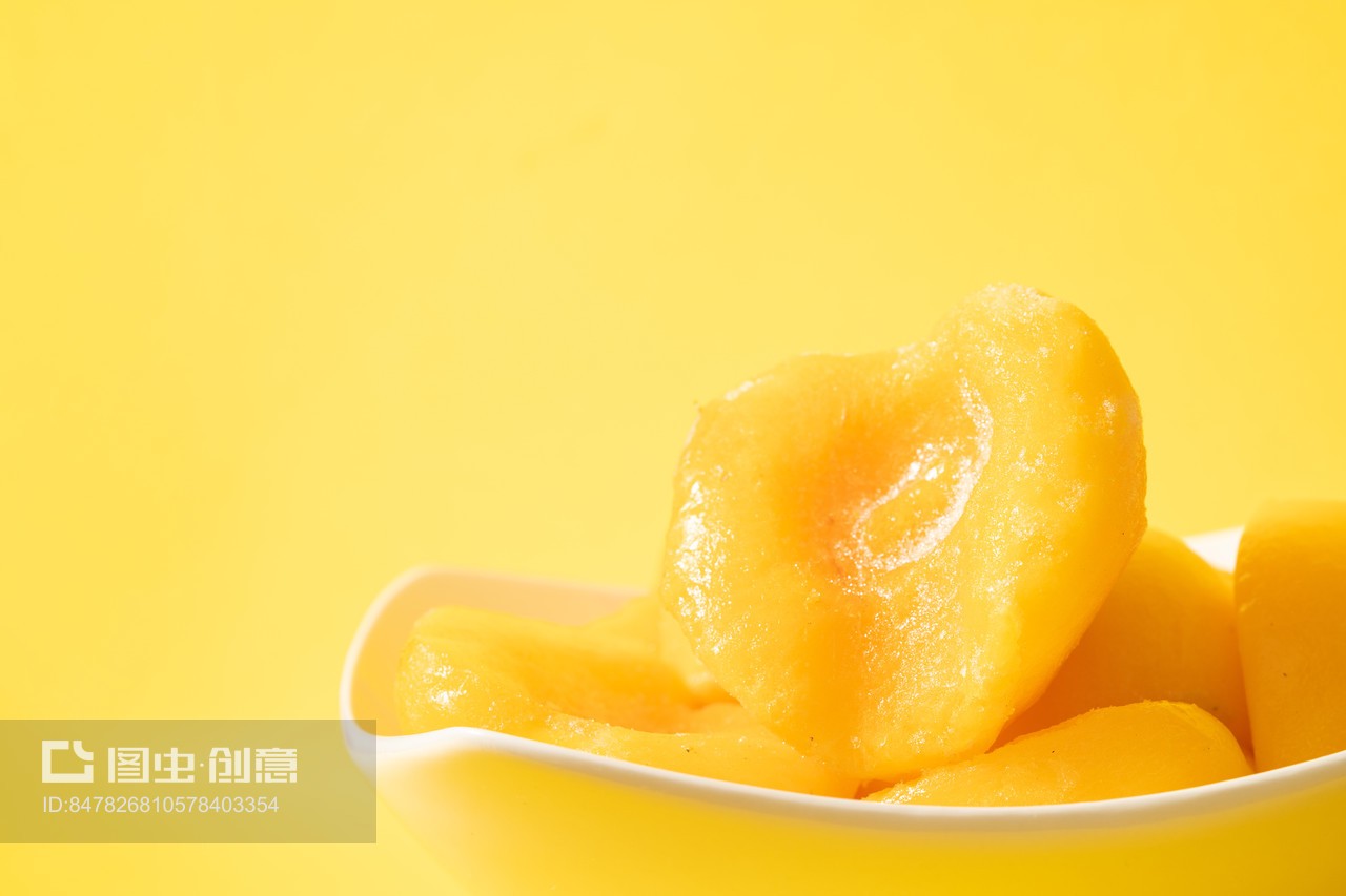 纯色背景下的黄桃罐头加工原料黄桃半